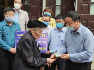 Cụ ông 96 tuổi ủng hộ 2 tấn gạo chống dịch Covid-19