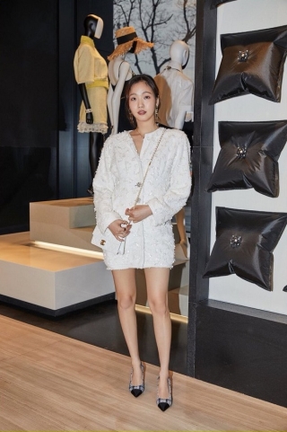 Kim Go Eun diện nguyện bộ váy trắng khoe chân thon tại event Chanel X Pharrell diễn ra tại Hàn hồi tháng 3/2019