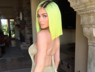 Thậm chí Kylie Jenner có thời gian còn “chơi trội” với kiểu tóc neon xanh chuối lóa hết cả mắt