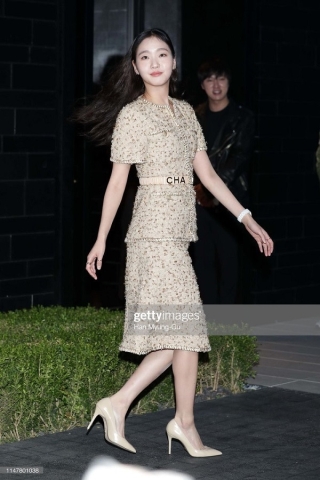 Thần thái ngút ngàn của nữ diễn viên trong set đồ của Chanel khi cô đến sự kiện Flagship store của hãng diễn ra ở Gangnam,Hàn Quốc hồi tháng 5/2019