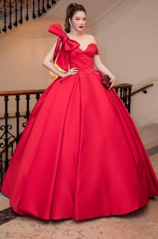 Lý Nhã Kỳ ghi dấu ấn thời trang không chỉ bởi chiếc váy to xòe mang tông đỏ nổi bật mà còn do chi tiết nơ trên vai.