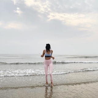 Mỗi ngày cô nàng đều chạy bộ trên bãi biển, vừa tăng sức bền, vừa có điều kiện hít thở không khí trong lành.