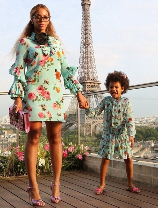 “Ong chúa” Beyonce cùng cô con gái yêu Blue Ivy xúng xính diện bộ váy họa tiêt hoa đến từ Gucci . Là một fashion icon sở hữu thương hiệu thời trang riêng nên không lạ gì nữ ca sĩ da màu luôn chọn những thiết kế đẹp nhất khi ra phố cùng con gái