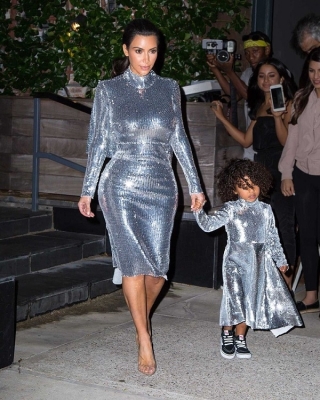 North West cùng bà mẹ nổi tiếng Kim Kardashian thu hút cánh săn ảnh và khán giả trong một sự kiện khi cả hai mẹ con diện bộ đầm sequin bạc lấp lánh sáng rực