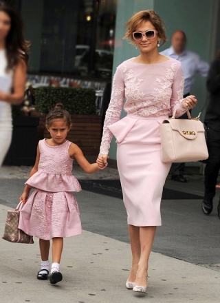 Khác hẳn vẻ ngoài hay diện đồ gợi cảm, hở bạo thường thấy. Jennifer Lopez đi chơi cùng cô con gái trong bộ cánh màu hồng tím pastel vô cùng nữ tính và đằm thắm