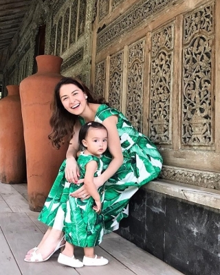 Mỹ nhân đẹp nhất Philippines Marian Rivera cùng cô con gái là cặp mẹ con đình đám nhất khu vực Đông Nam Á, thường xuyên diện đồ xuyệt tông với nhau mọi lúc mọi nơi. Trong hình là cả hai mẹ con diện đồ từ thương hiệu Dolce & Gabbana