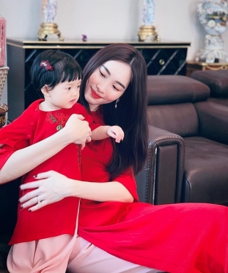 Ngất ngây trước hình ảnh mẹ con nhà Hoa hậu Đặng Thu Thảo trong bộ cánh áo dài đỏ xuyệt tông vào dịp Tết