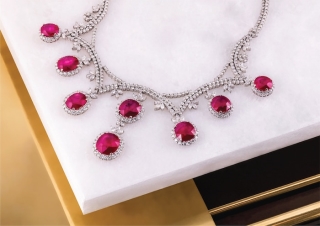 Các sản phẩm trang sức gắn đá Ruby, Sapphire, Emerald… của DOJI luôn khiến phái đẹp phải “điêu đứng” vì độ tinh xảo.