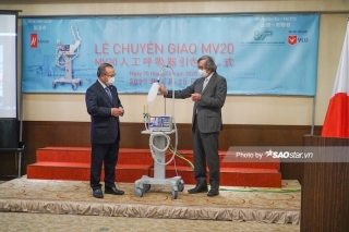 Ông Vũ Hồng Nam (trái) – Đại sứ đặc mệnh toàn quyền – Đại diện Đại sứ quán Việt Nam tại Nhật Bản nhận bàn giao máy thở MV20 từ ông Trần Ngọc Phúc.