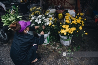 Ngày đầu Hà Nội nới lỏng giãn cách xã hội, người dân thong thả đi mua hoa thắp hương mùng 1 đầu tháng - Ảnh 6.
