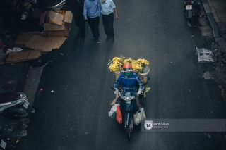 Ngày đầu Hà Nội nới lỏng giãn cách xã hội, người dân thong thả đi mua hoa thắp hương mùng 1 đầu tháng - Ảnh 3.