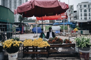 Ngày đầu Hà Nội nới lỏng giãn cách xã hội, người dân thong thả đi mua hoa thắp hương mùng 1 đầu tháng - Ảnh 1.