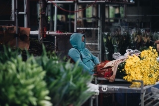 Ngày đầu Hà Nội nới lỏng giãn cách xã hội, người dân thong thả đi mua hoa thắp hương mùng 1 đầu tháng - Ảnh 2.