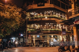 Thủ đô Hà Nội buổi tối đầu tiên nới lỏng giãn cách xã hội: Phố xá, trung tâm thương mại vắng vẻ, quán cafe lại đông nghịt như chưa hề có cách ly - Ảnh 18.