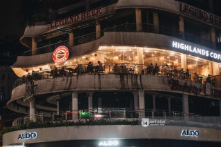 Thủ đô Hà Nội buổi tối đầu tiên nới lỏng giãn cách xã hội: Phố xá, trung tâm thương mại vắng vẻ, quán cafe lại đông nghịt như chưa hề có cách ly - Ảnh 16.