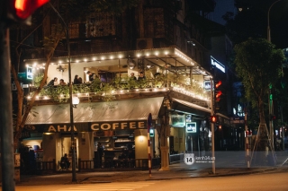 Thủ đô Hà Nội buổi tối đầu tiên nới lỏng giãn cách xã hội: Phố xá, trung tâm thương mại vắng vẻ, quán cafe lại đông nghịt như chưa hề có cách ly - Ảnh 20.