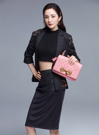 Vào cuối tháng 6/2019 , Dương Mịch là sao Trung Quốc đầu tiên trở thành người đại diện của thương hiệu Versace nhưng chưa đầy 2 tháng sau cô đã hủy bỏ hợp đồng này vì lý do nhà mốt dính scandal đến vấn đề kỳ thị người Trung Quốc