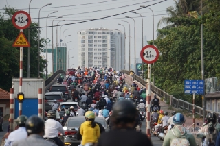 Cả nước ngày đầu nới cách ly xã hội, ngàn phương tiện ken kín đường