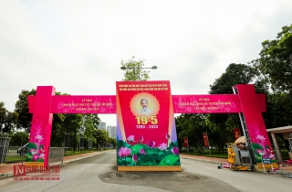 Tin nhanh - Đường phố Thủ đô trang hoàng cờ hoa kỷ niệm 130 năm ngày sinh nhật Bác (Hình 9).