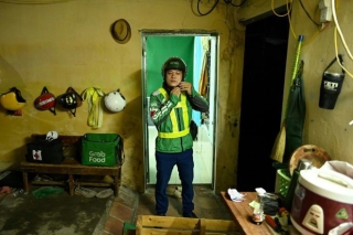 Tài xế xe ôm thầm lặng lang thang khắp phố phường Hà Nội trong đêm tối, cứu giúp người gặp T*i n*n giao thông lên báo nước ngoài - Ảnh 2.