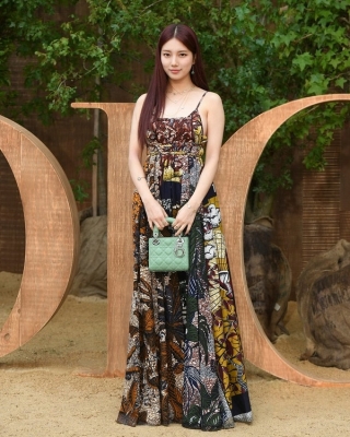 Suzy luôn được mệnh danh là ” nàng thơ Dior” xứ Hàn vì cô thường xuyên là khách VIP dự show cho thương hiệu Pháp này trong suốt nhiều năm nay