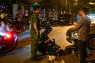 Tài xế xe ôm thầm lặng lang thang khắp phố phường Hà Nội trong đêm tối, cứu giúp người gặp T*i n*n giao thông lên báo nước ngoài - Ảnh 3.