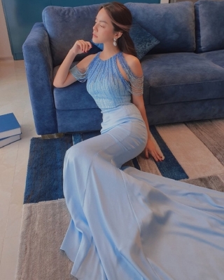 Với suối tóc xõa, tạo dáng lã lơi đơn giản cùng mẫu váy xanh ngăn ngắt, Phạm Quỳnh Anh nhanh chóng khiến khán giả mê đắm.