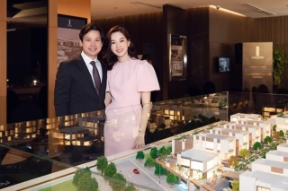 Sau thời gian dài khiến dân tình đồn đoán thì mới đây, Hoa hậu Đặng Thu Thảo đã chính thức thông báo tin vui đang mang bầu bé thứ 2