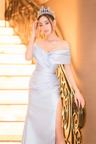 Một chiếc váy xanh lơ khoe trọn vẹn nhan sắc của người đẹp.