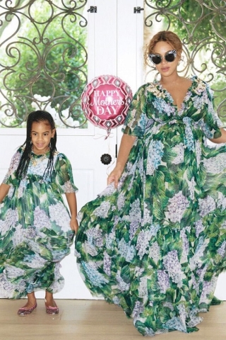 Nhìn kiểu váy mà nàng em chồng Hà Tăng mặc có thể thấy dáng váy bung xòe hoa hòe này từng được nữ ca sĩ Beyonce “lăng xê”, cô còn mặc váy đôi chung với cô con gái Blue Ivy.