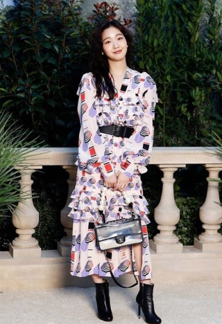 Nhan sắc gây thương nhớ này diện “cây” Chanel tại Tuần thời trang Paris (Pháp) vào năm ngoái. Bộ váy họa tiết nổi bật, thắt belt mix cùng túi xách trong suốt cùng boots cổ ngắn