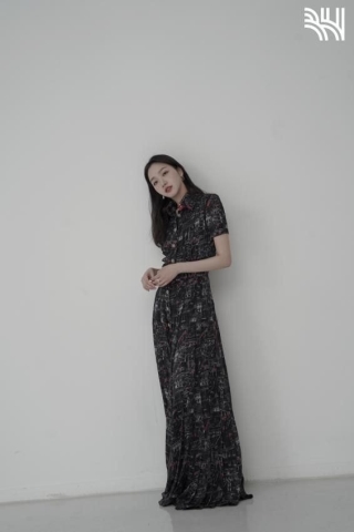 Mỹ nhân Hàn trong dáng váy có giá trị đắt đỏ tầm 290 triệu đồng, thiết kế váy này mà cô mặc được netizen Hàn khen cô mặc đẹp cả hơn mẫu gốc.