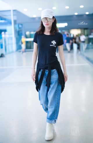 Xa Thi Mạn đã 44 tuổi nhưng sắc vóc và thần thái vẫn trẻ trung, cô thường chuộng các trang phục thoải mái khi ra sân bay với mũ kết, áo thun và các dáng quần jeans