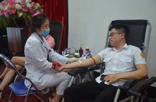 Hàng trăm sinh viên Học viện Tòa án tham gia hiến máu tình nguyện