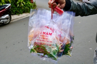 Xếp hàng mua bánh tráng trộn Sài Gòn, nghe bà chủ 'tấu hài' thấy đỡ chờ lâu - ảnh 5