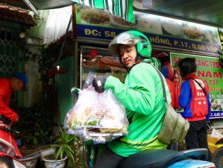 Xếp hàng mua bánh tráng trộn Sài Gòn, nghe bà chủ 'tấu hài' thấy đỡ chờ lâu - ảnh 2