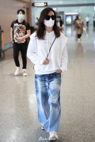 Hình ảnh mới đây nhất với style vô cùng hip hop khi Xa Thi Mạn chọn áo trắng hoodie mix cùng quần denim rộng thùng thình sải bước ngoài sân bay