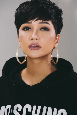 Nối gót HHen Niê Hoàng Thùy, Khánh Vân học make-up sẵn sàng chinh chiến Miss Universe 2020 ảnh 4