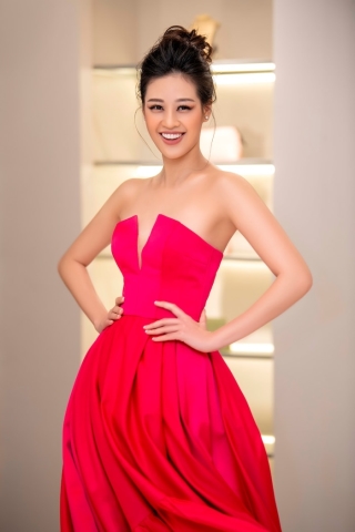Tham dự một sự kiện tại Hà Nội, đương kim Hoa hậu Hoàn vũ Việt Nam Khánh Vân khiến công chúng chẳng thể rời mắt khi xuất hiện trong chiếc váy đỏ, có phần cúp ngực quyến rũ, ấn tượng.