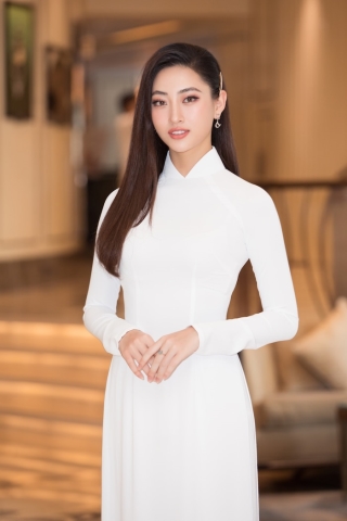 Hoa hậu Lương Thùy Linh diện áo dài trắng đẹp kiều diễm tại buổi họp báo khởi động Hoa hậu Việt Nam 2020.
