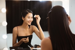 Nối gót HHen Niê Hoàng Thùy, Khánh Vân học make-up sẵn sàng chinh chiến Miss Universe 2020 ảnh 5
