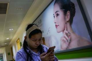 Ngành công nghiệp sắc đẹp Trung Quốc thời 4.0: Hành trình nguy hiểm từ các app tư vấn đập đi xây lại đến hàng chục lần nằm trên bàn mổ - Ảnh 3.