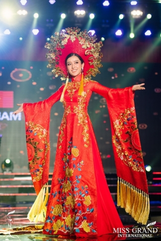 Huyền My giành được rất nhiều lời khen có cánh từ bạn bè quốc tế với bộ áo dài đỏ rực trên sân khấu Miss Grand International 2017.