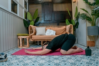 Bác sĩ đang gây sốt với bài hướng dẫn yoga bá đạo: Tưởng lạ hóa ra học trò tăng động của Thu Minh - Ảnh 2.