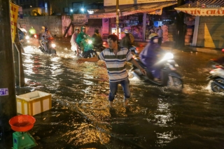 Ảnh: Mưa xối xả hơn 30 phút, nhiều tuyến đường ở Sài Gòn ngập như sông, hàng quán đóng cửa sớm - Ảnh 1.