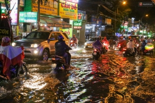 Ảnh: Mưa xối xả hơn 30 phút, nhiều tuyến đường ở Sài Gòn ngập như sông, hàng quán đóng cửa sớm - Ảnh 2.