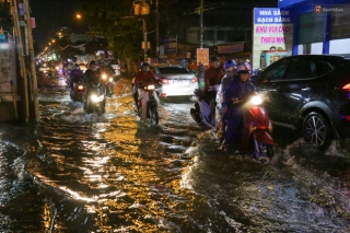 Ảnh: Mưa xối xả hơn 30 phút, nhiều tuyến đường ở Sài Gòn ngập như sông, hàng quán đóng cửa sớm - Ảnh 3.