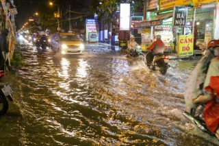 Ảnh: Mưa xối xả hơn 30 phút, nhiều tuyến đường ở Sài Gòn ngập như sông, hàng quán đóng cửa sớm - Ảnh 4.