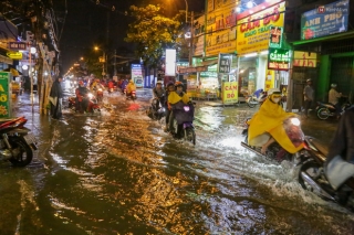 Ảnh: Mưa xối xả hơn 30 phút, nhiều tuyến đường ở Sài Gòn ngập như sông, hàng quán đóng cửa sớm - Ảnh 5.