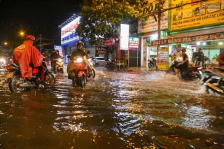 Ảnh: Mưa xối xả hơn 30 phút, nhiều tuyến đường ở Sài Gòn ngập như sông, hàng quán đóng cửa sớm - Ảnh 6.